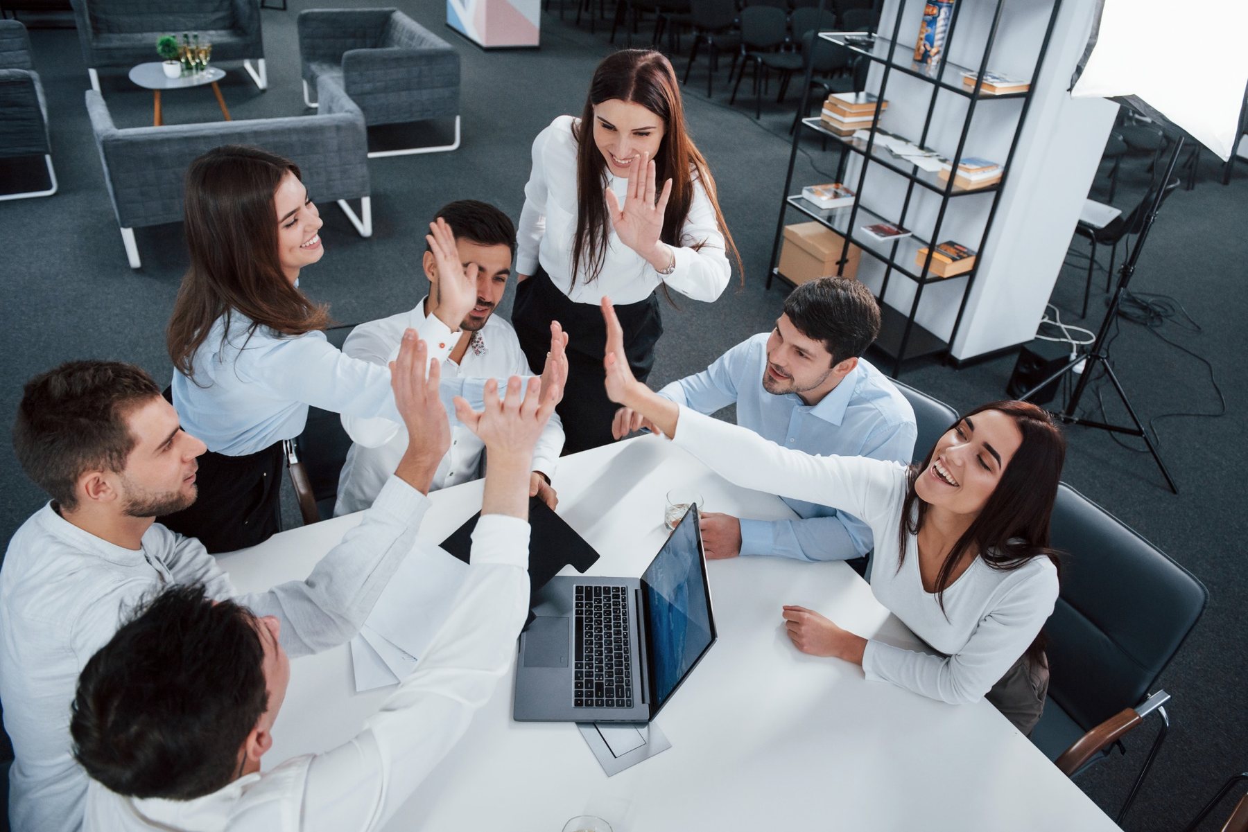Equipo celebrando durante una sesión de trabajo