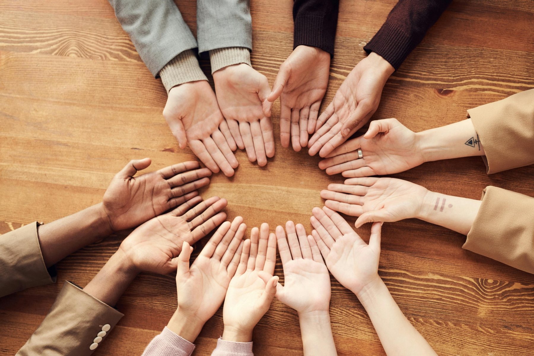 Manos de personas diversas formando un círculo