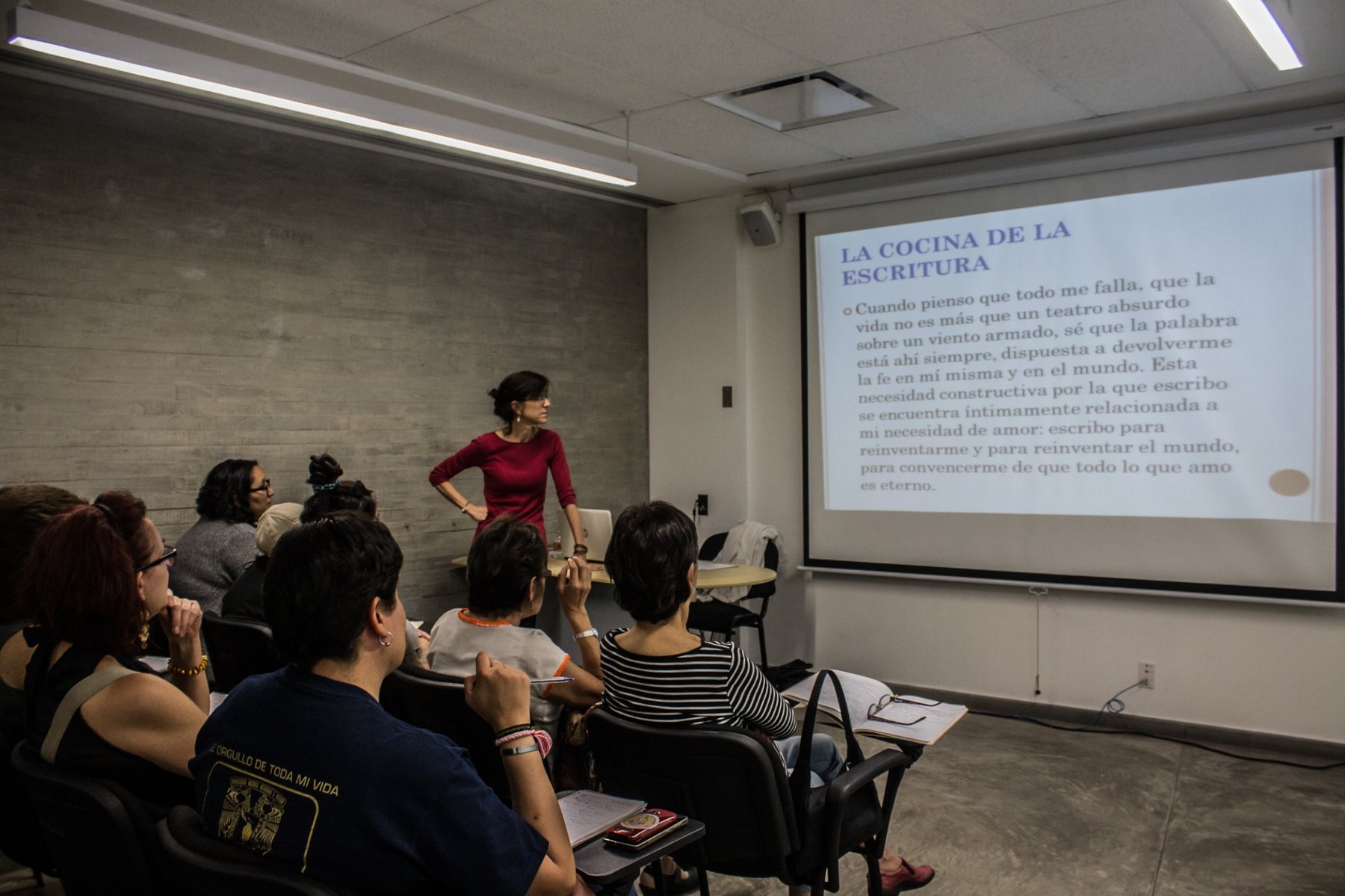 Participantes en curso presencial con presentación proyectada